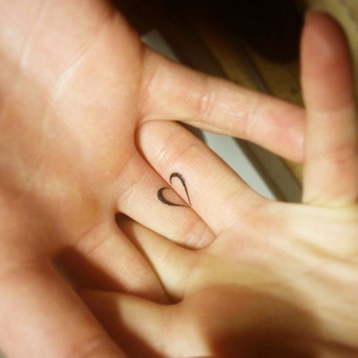 idée de tatouage de couple représentant deux moitiés de coeur qui se complètent, idée de tatouage doigt pour couple