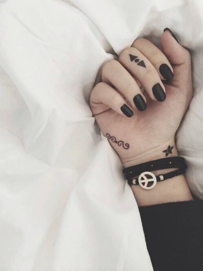 idée de tatouage sur le doigt au design géométrique, petit tatouage représentant deux triangles opposés et un point