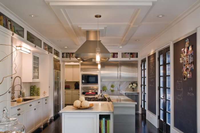 plafond blanc, ilot de cuisine blanc, ardoise murale cuisine, faux plafond, cuisine bistrot moderne