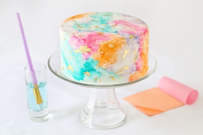 gateau anniversaire dessin aquarelle aux accents dorés, peinture sur gâteau avec des colorants alimentaires