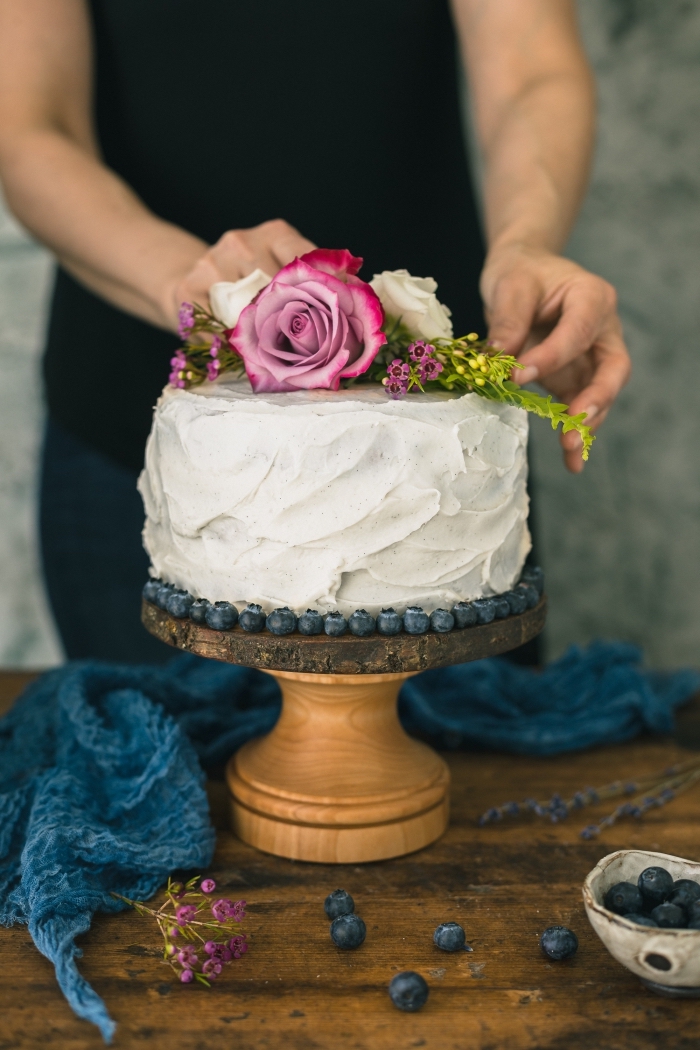 une simple décoration florale à réaliser soi-même sur un gâteau au glaçage de crème beurre sur le theme anniversaire champêtre