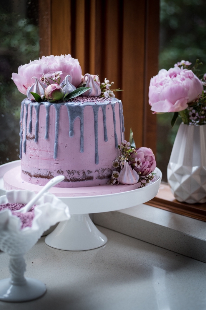 idée magnifique pour décorer un gâteau sur le theme anniversaire champêtre, décoration de gâteau avec fleurs et meringues