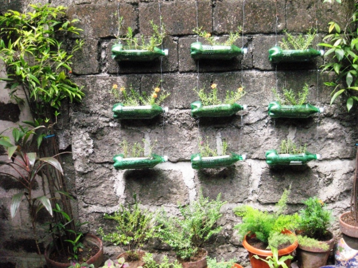 créer un potager suspendu mural avec jardinières en bouteilles en plastique recyclées, système de culture hors sol 