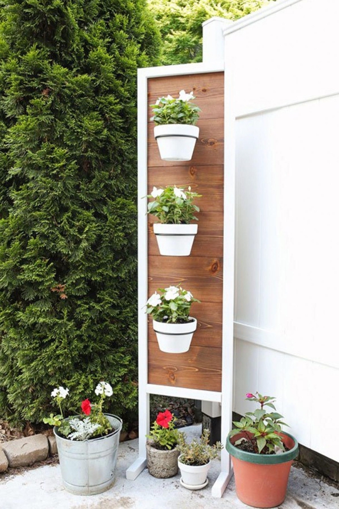 solution maligne pour aménager un jardin vertical sur un balcon ou dans un petit jardin, porte-plantes en bois avec pieds et cadre métallique