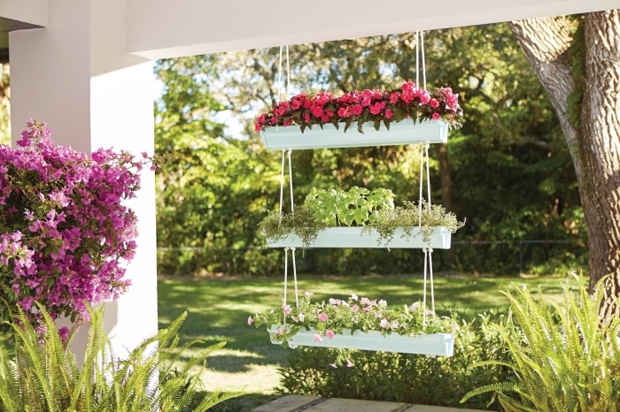 faire un joli jardin suspendu fleuri avec trois gouttières recyclées, jardinière suspendue qui fleurit la véranda