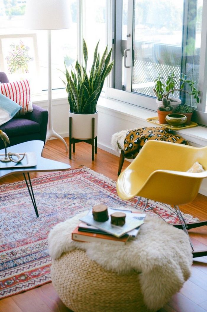 Idée chambre ado, la couleur parfait pour chambre à coucher stylé, coin de lecture, plantes vertes, table à café basse asymetrique forme, chaise balançoire jaune 