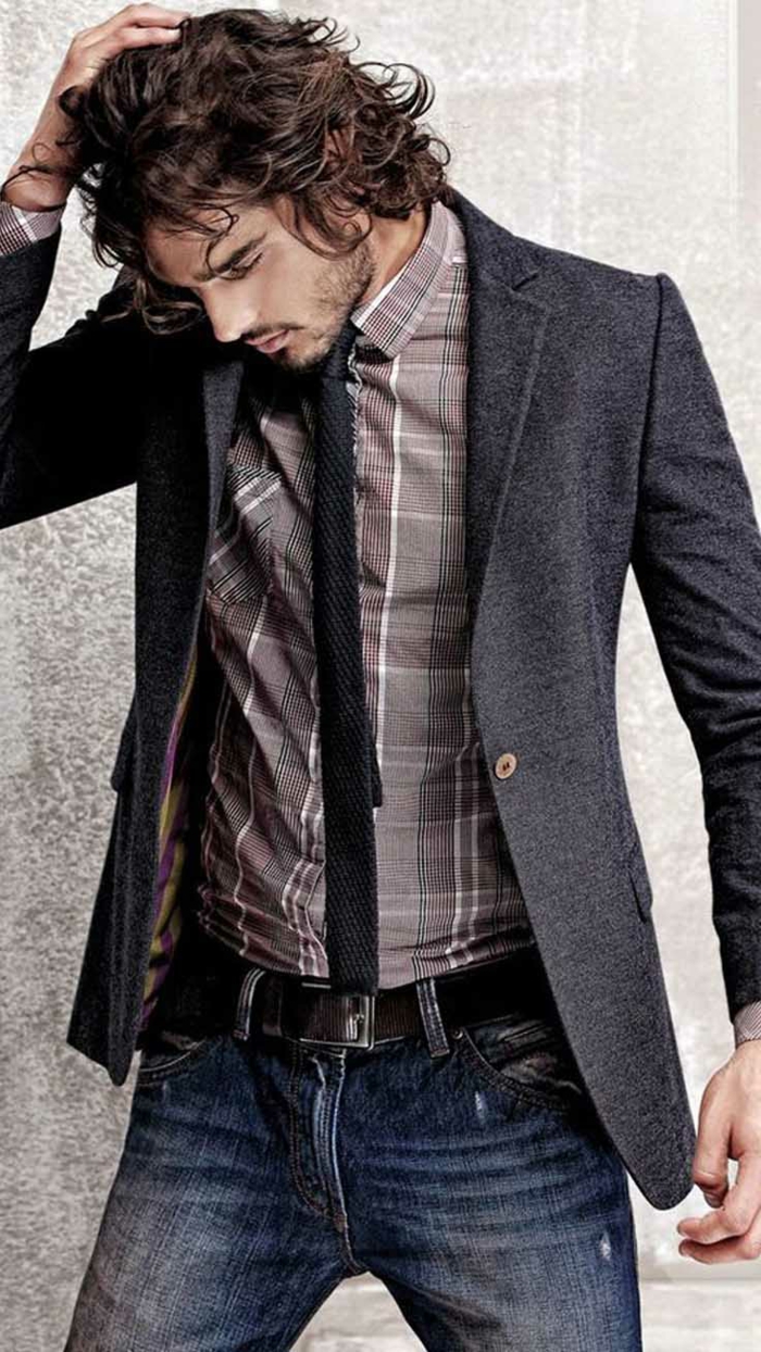 modèle cravate noir à effet tricot, exemple de business casual homme habillée en jeans foncés avec chemise et blazer en nuances de gris
