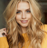 jeune femme blonde pull jaune maquillage nude coloration blonde cheveux longs messy raie symétrique