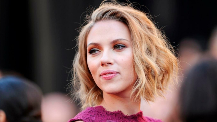 Scarlett Johansson, cheveux blonds, coupe carré mi long, frange de côté, carré blond wavy