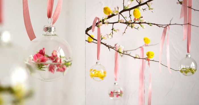 déco de paques arbre, décoration de pâques à faire soi-même, boule transparente accrochée à un ruban rose