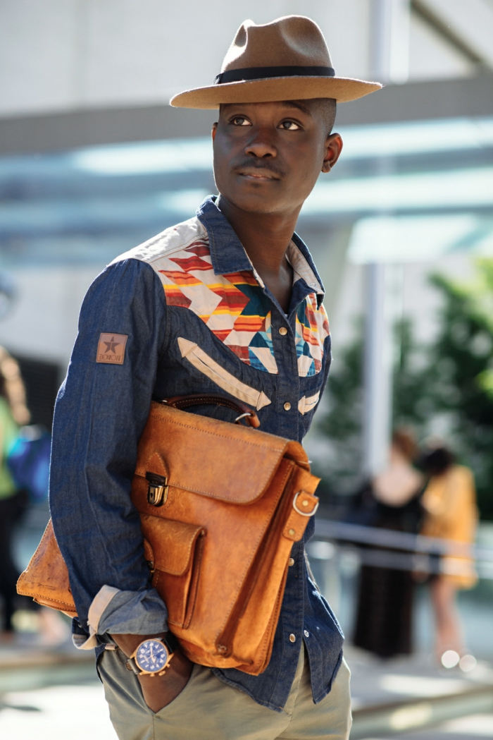 sac marron, chemise homme motifs ethniques, chapeau à périphérie, tenue africaine homme
