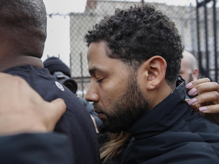 photo de Jussie Smollett à sa sortie de prison pour son faux témoignage concernant sa fausse agression raciste
