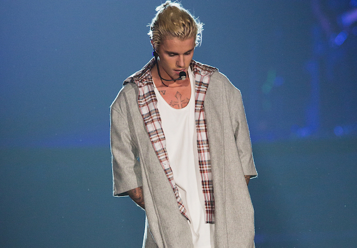 photo de Justin Bieber en live pour illustrer sa dépression révélée dans Vogue et son traitement