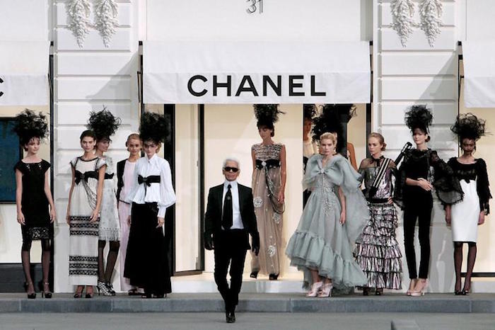 Karl Lagerfeld lors d'un défilé de la maison de couture Chanel dont il était directeur artistique, décédé d'un cancer du pancréas
