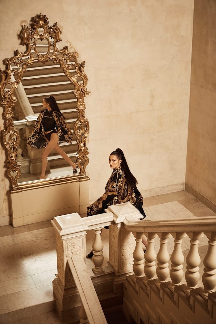 collaboration Kith x Versace, Bella Hadid photo pour la nouvelle collection de Kith en collaboration avec la marque italienne Versace, miroir baroque, grand escalier, photo de mode