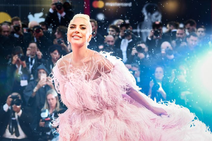 La chanteuse et actrice Lady Gaga portant une robe longue rose pale pour la premiere de A star is born