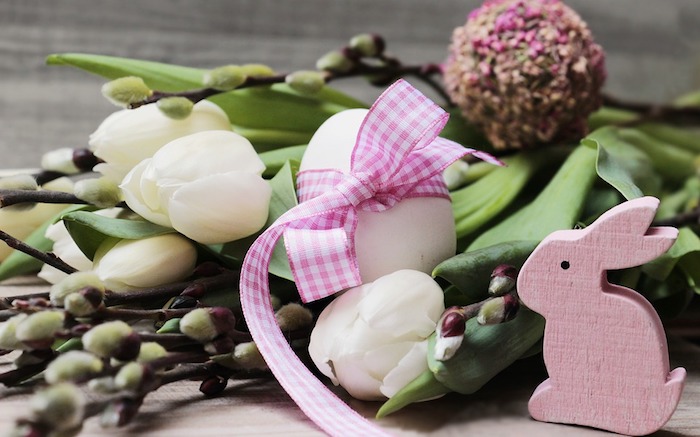 Tulipes blanches, décoratif lapin rose bois, carte joyeuses pâques, belle image joyeuses paques en bonne humeur 