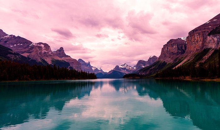 Lac beauté de montagne au coucher de soleil rose, fond ecran paysage, fond ecran fleur, photo coloré, la beauté de la nature 