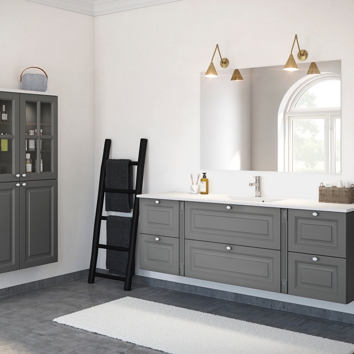 comment relooker une échelle avec peinture noire, image salle de bain rénovée avec carreaux design béton et meubles repeints en gris 