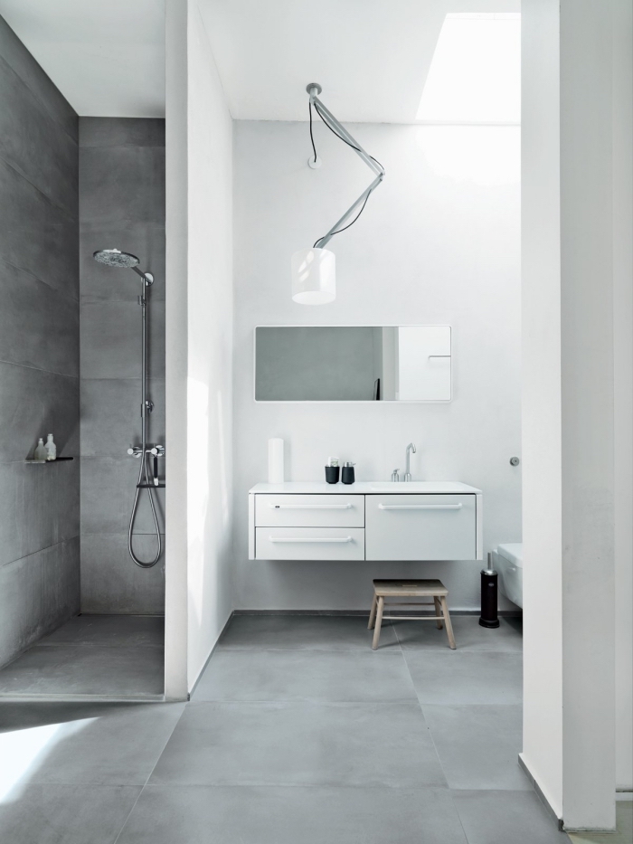 comment assortir le blanc et le gris dans un intérieur salle de bain contemporaine, idée carrelage salle de bain