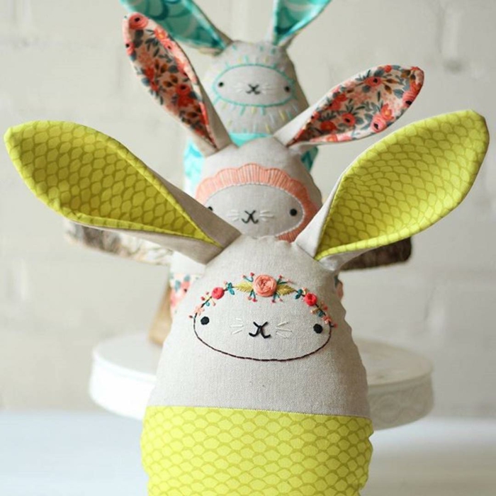 lapins en textile aux longues oreilles, decoration de pâques figures de lapins à coudre