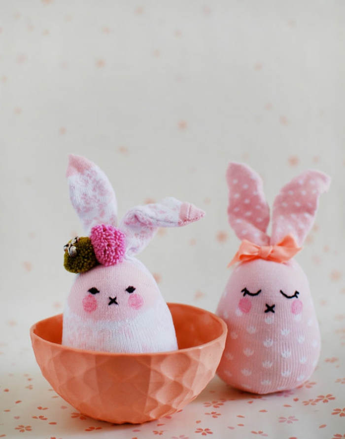 lapins en rose et blanc fabriqués avec chaussettes pointillées, pompons et ruban cousus, bol orange