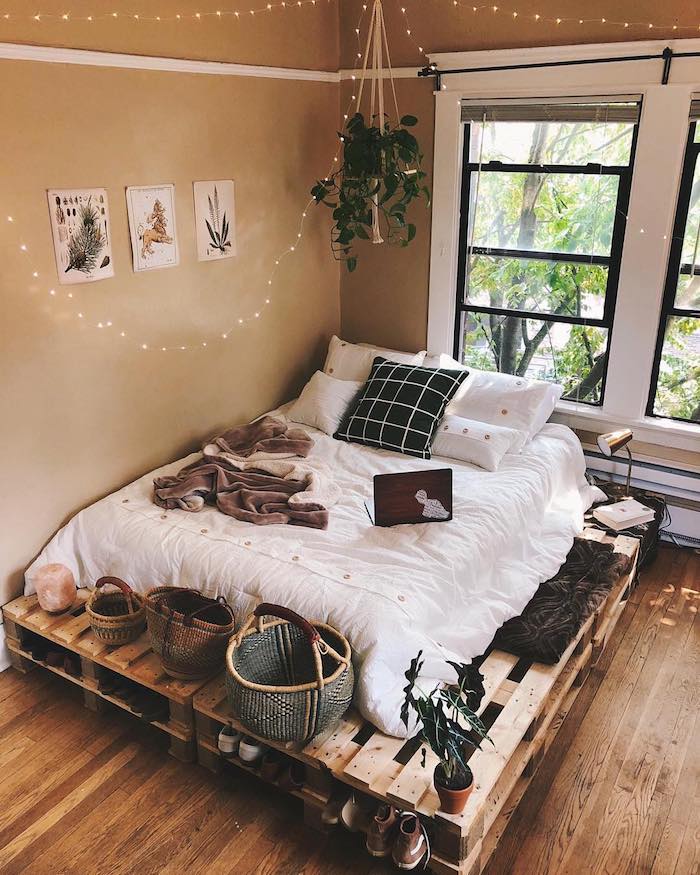 Joliment décoré chambre tumblr, lit en palettes, baskets décoratives, deco chambre ado hipster intérieur, guirlande lumineuse sur le toit 