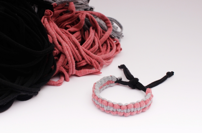 comment faire un bracelet en morceaux de tissu tressés, modèle de bijou fait main avec des noeuds macramé