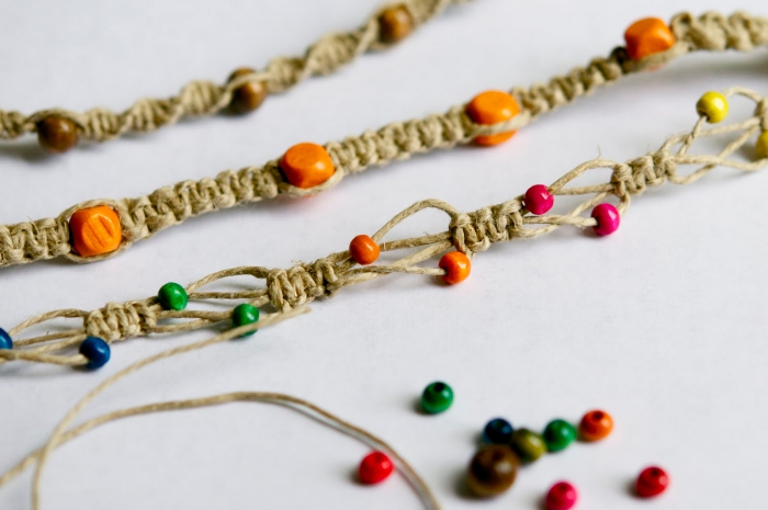 créer des bijoux avec noeud macramé facile, exemple de bracelet en corde macramé avec perles intégrées en bois coloré