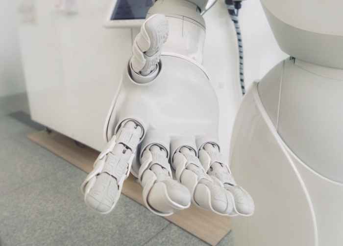 Idée pour le futur de l'intelligence artificielle, robot apprend à jouer à Jenga, main robotique blache 