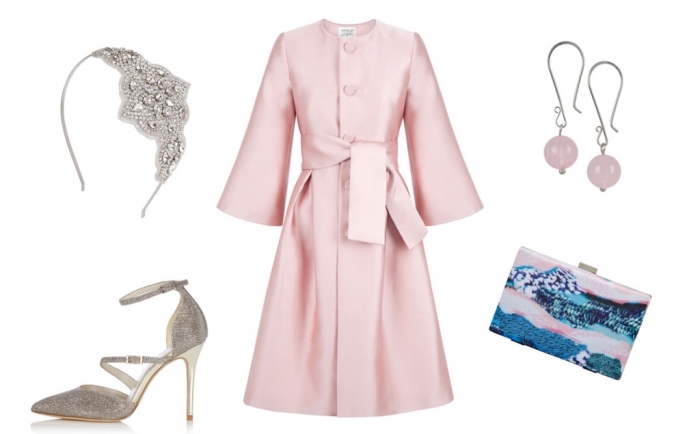 les accessoires indispensables pour accompagner une robe de soirée courte, manteau élégant rose poudré avec manches évasées et ceinture 