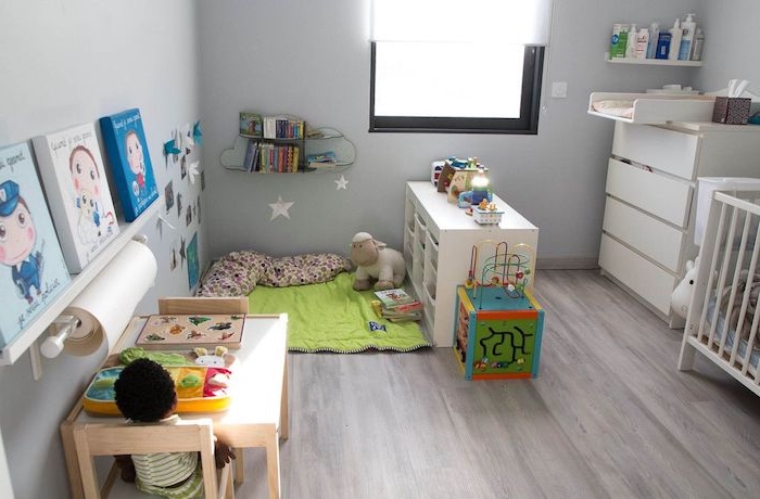 idée d espace montessori dans une chambre traditionnelle avec tapis de jeu vert, jouets et étagère pour livres, table et chaises basses de bois