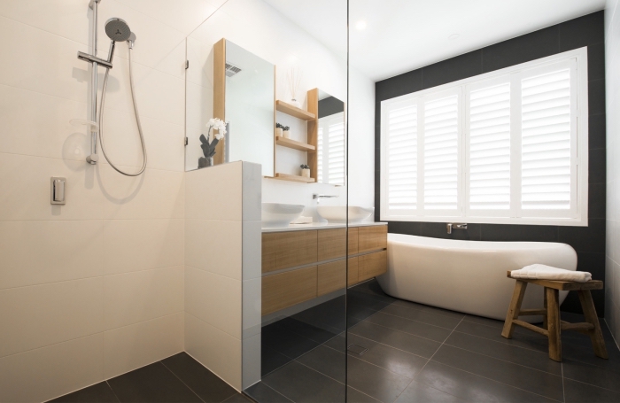 comment décorer une salle de bain contemporaine avec baignoire et cabine de douche, meubles en bois et blanc