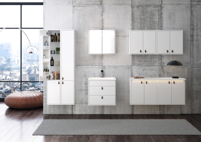 modèle de salle de bain gris et blanc avec grande fenêtre, parquet salle de bain imitation bois laqué, accessoire pouf ottoman en cuir marron