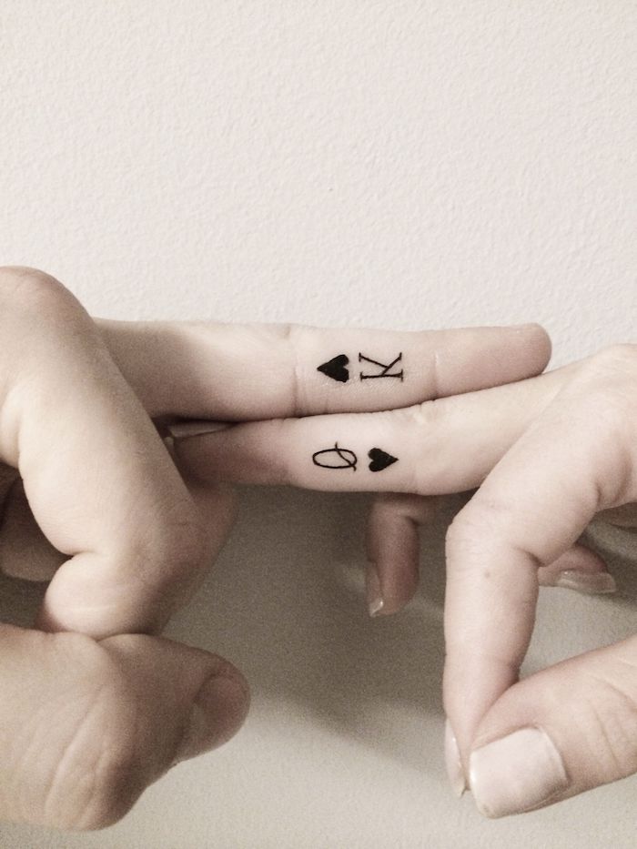 idée originale pour un tatouage de couple roi et reine représentant des symboles de la carte à jouer