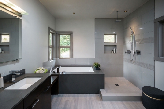 idée comment décorer une salle de bain aux murs blancs avec meubles en noir ou gris foncé, astuce gain place niche murale