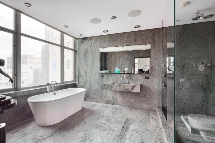exemple de salle de bain gris et blanc avec douche, agencement salle de bain avec baignoire à robinet intégré