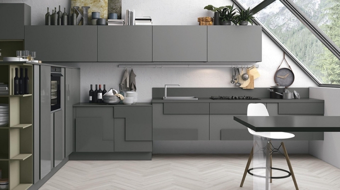 exemple comment associer les couleurs dans une cuisine, déco de cuisine blanche avec meubles en gris anthracite