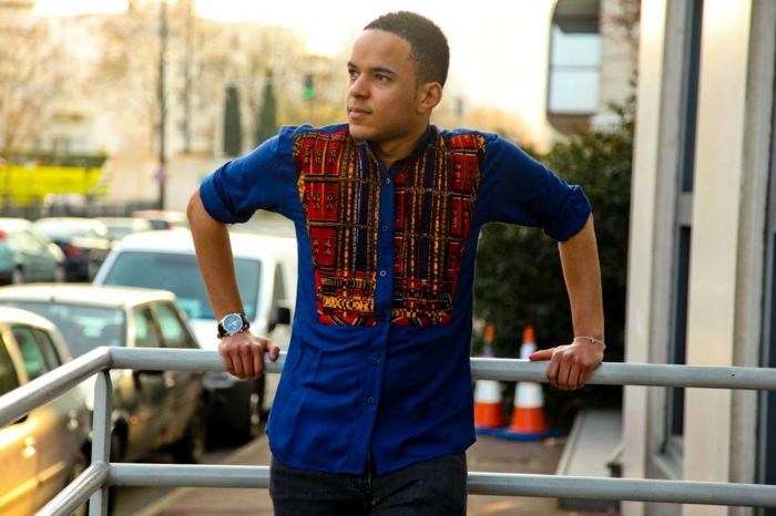 tenue pour homme chic, chemise bleue homme, broderies couleurs criardes et motifs ethniques