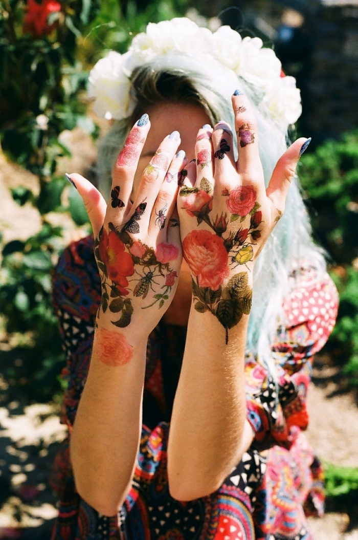 tatouage main de roses et papillons à l'aquarelle réalisé sur les main, idée de tatouage de fleurs coloré