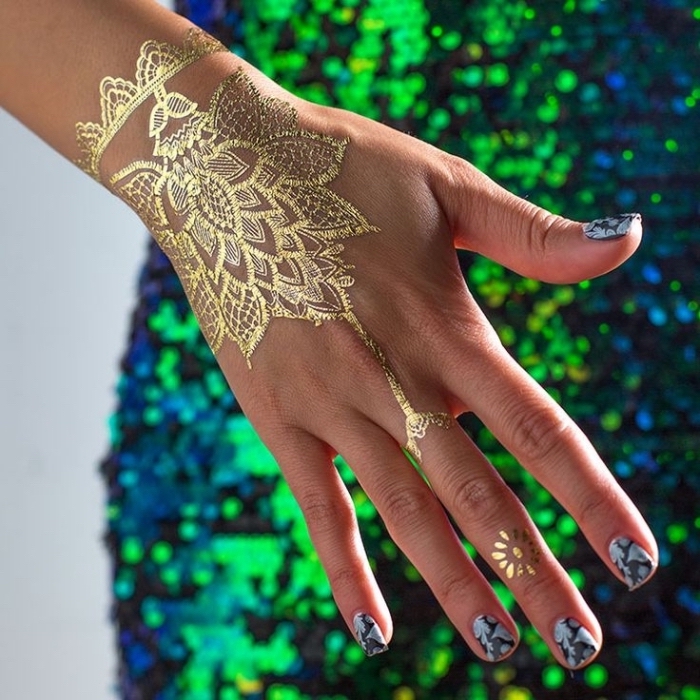 modèle de tatouage main femme au henné doré façon bijou de main, tatouage ethnique éphémère