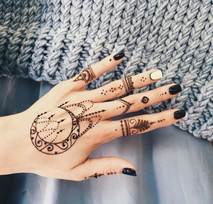 tatouage main au henné composé de nombreux motifs orientaux à design géométrique et floral