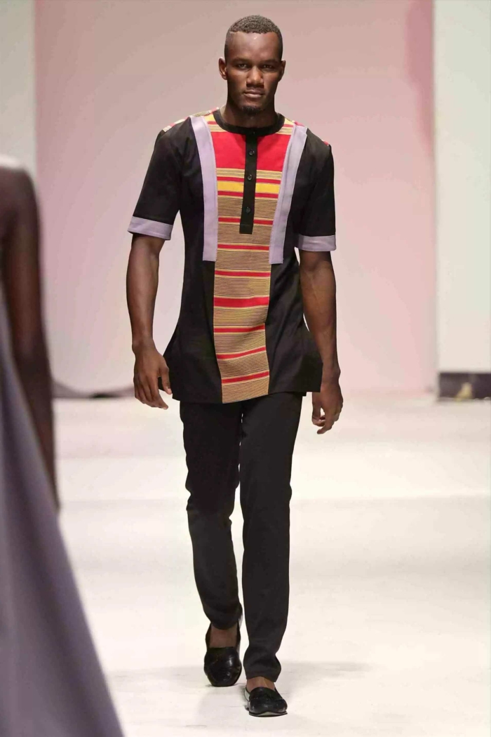modele pagne africaine homme, pantalon noir, tunique imprimé africain, jeune homme au podium
