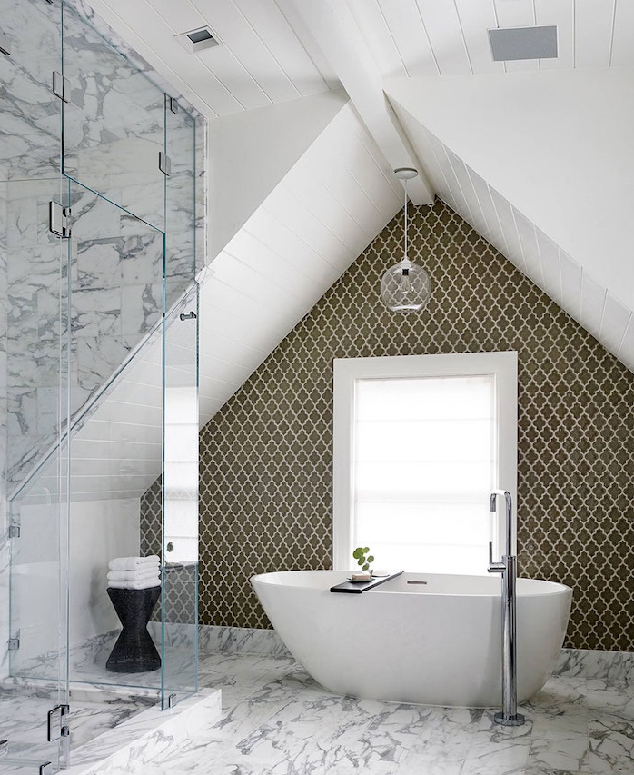 salle de bain gros foncé, baignoire blanche sur sol de marbre, douche paroi vitré, suspension originale, plafond lambris