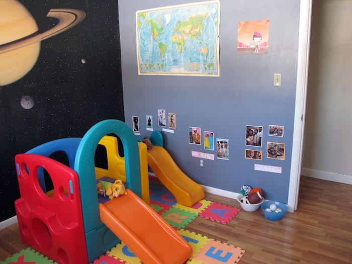 mur violet et mur motif planètes du systeme solaire, idée aire de jeu enfant à la maison, montessori à la maison, mur décoré d images