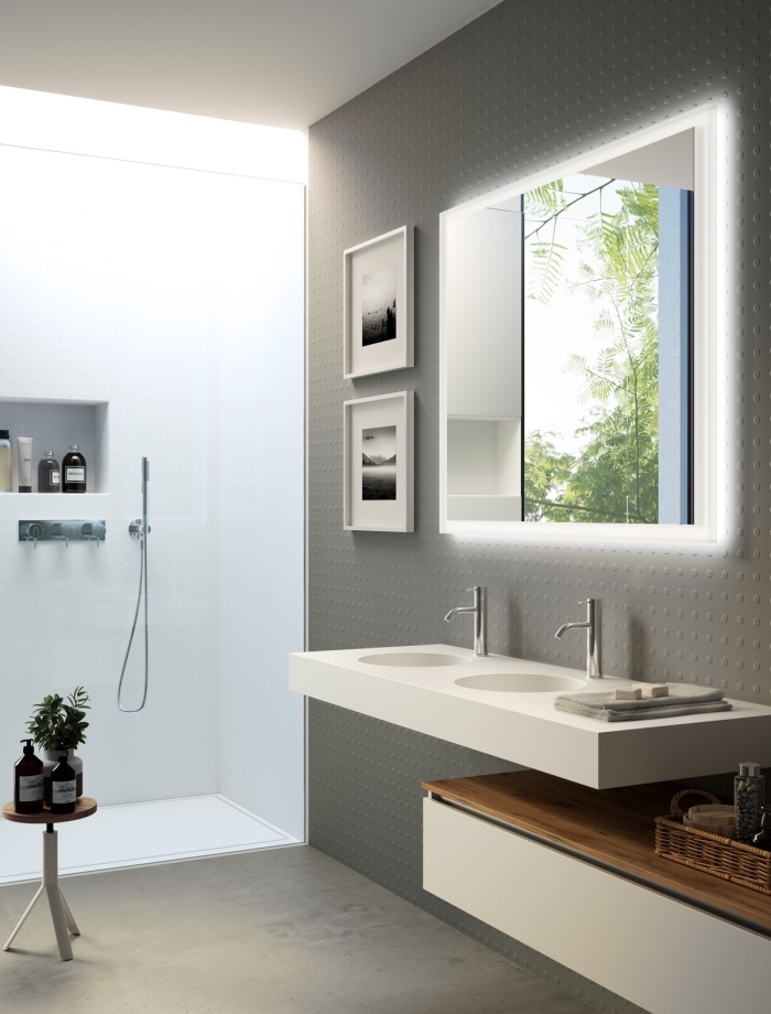 décoration salle de bain avec cadres photos blancs, exemple éclairage néon pour miroir, meuble salle de bain double vasque