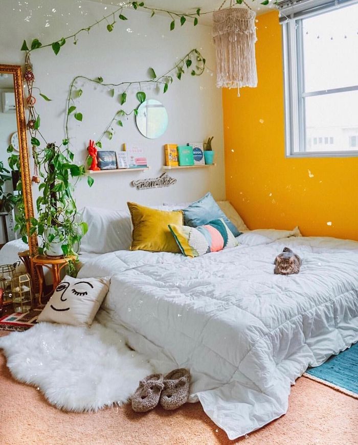 Chambre adulte deco inspiration, mur jaune chambre tumblr, plante sur le mur, comment décorer une chambre simple et cozy