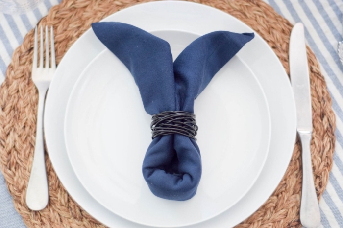 un pliage serviette lapin de pâques noué avec de la corde façon rond de serviette original