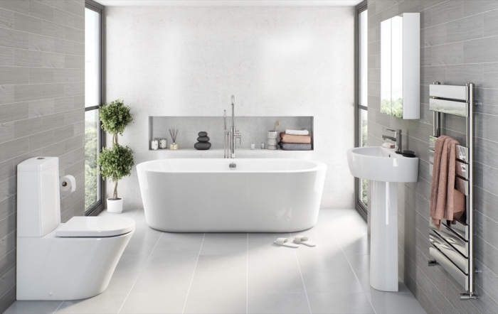 exemple carrelage gris clair pour salle de bain moderne, astuce gain place avec rangement mural ouvert, modèle de baignoire blanche autoportante
