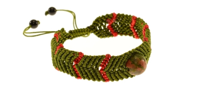 exemple de bijou fait main facile avec noeuds macramé, modèle de bracelet avec fermeture réglable en noeud macramé 